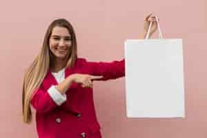 Foto grátis cliente vestindo roupas da moda mostrando cópia da bolsa espacial