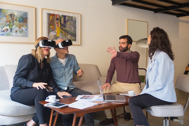 Clientes de meia idade desfrutando de experiência em vr