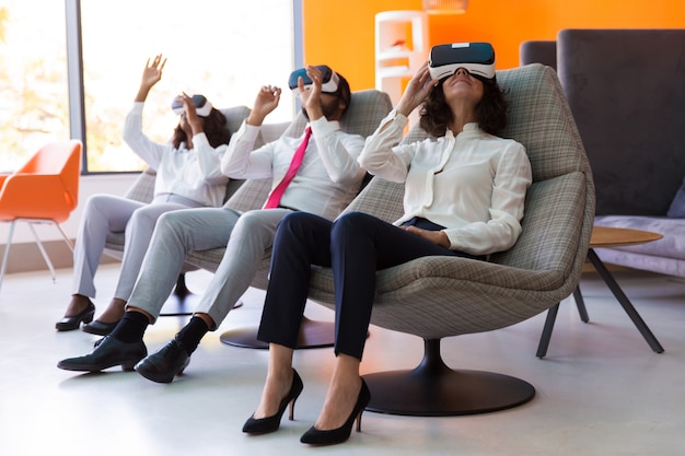 Foto grátis clientes entusiasmados testando software vr