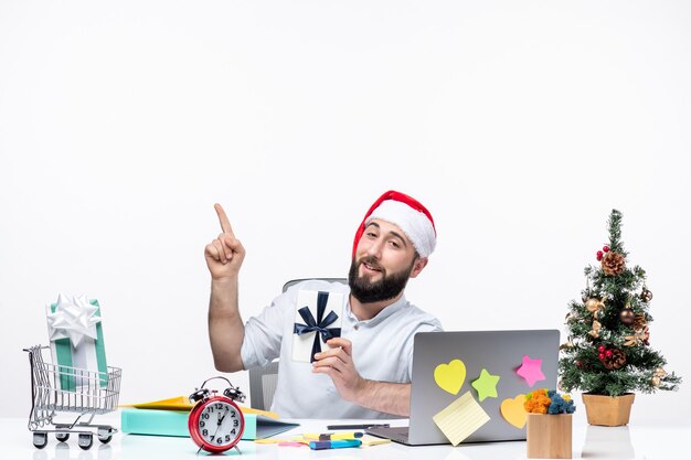 Clima natalino com jovem adulto com chapéu de papai noel trabalhando