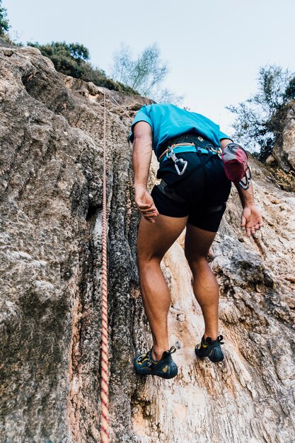 Climber sendo mantido por corda