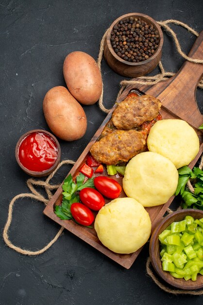 Close com deliciosas costeletas de vegetais picados