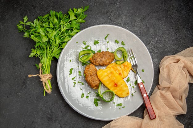 Close com deliciosas costeletas de vegetais picados