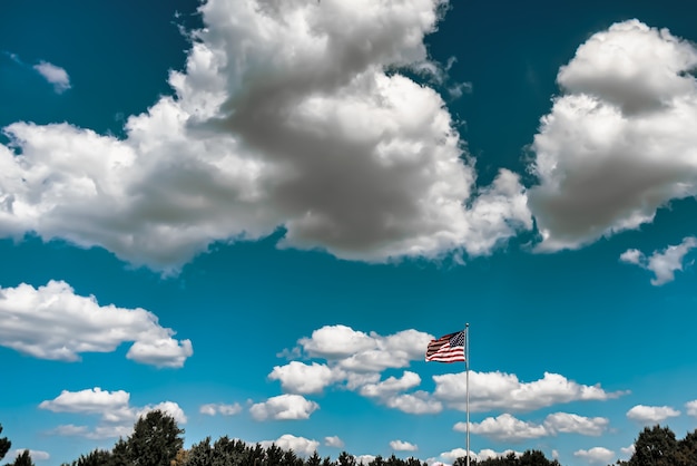 Close da bandeira americana balançando no ar sob um céu nublado