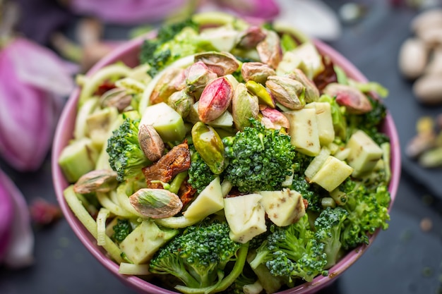 Foto grátis close da deliciosa salada vegana na tigela