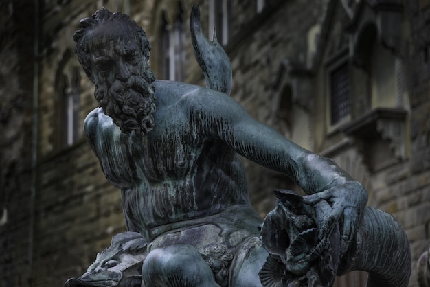 Foto grátis close da estátua na fonte de netuno em florença, itália, durante o dia