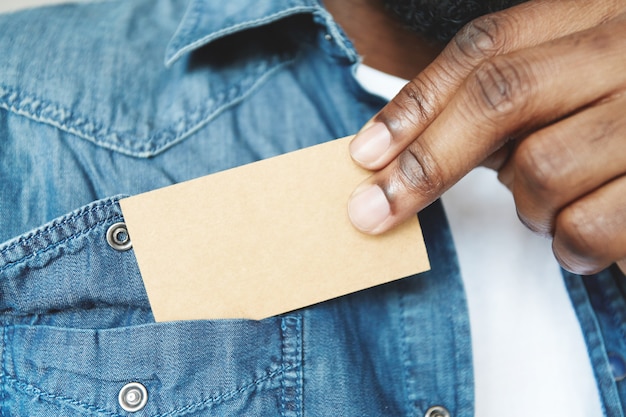 Close das mãos do homem africano segurando um cartão de visita