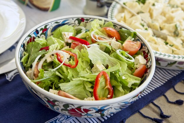 Close de ângulo alto de uma salada verde com legumes