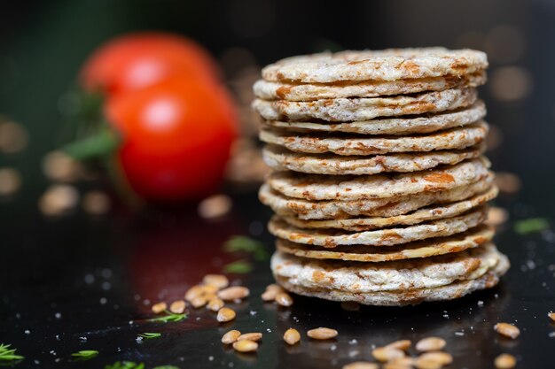 Close de biscoitos em cima uns dos outros na mesa com legumes sob as luzes