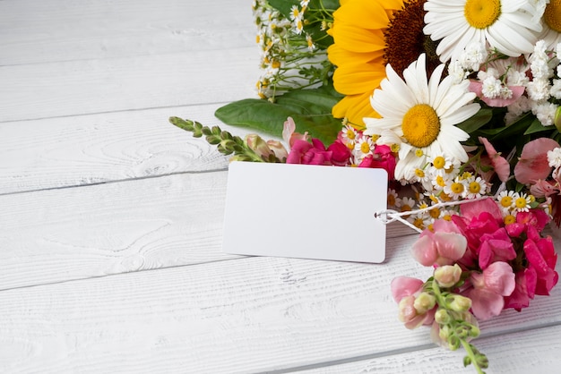 Foto grátis close de buquê de flores com etiqueta