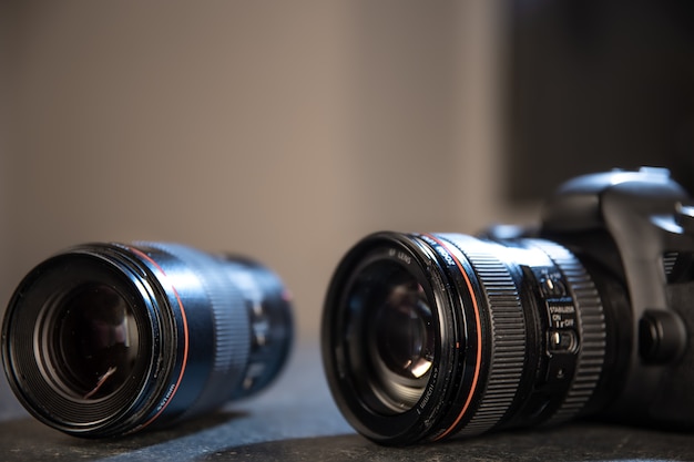 Close de câmera profissional na área de trabalho de um fotógrafo em um fundo desfocado