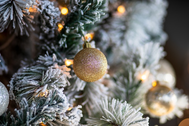 Close de decorações de Natal e luzes em uma árvore de Natal
