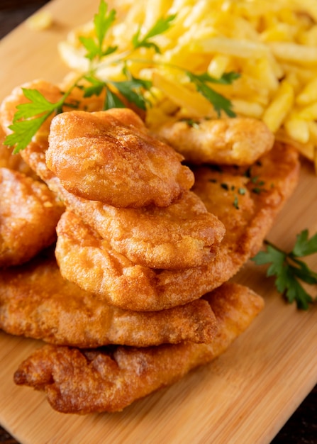 Foto grátis close de delicioso de peixe com batatas fritas