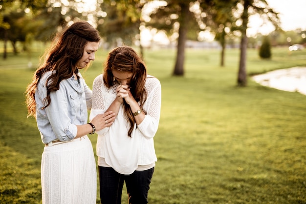 Foto grátis close de duas mulheres rezando