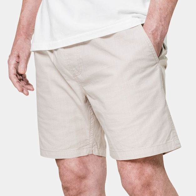 Foto grátis close de homem vestindo shorts bege