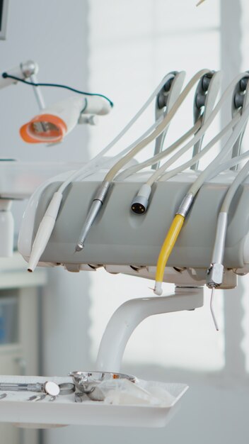 Close de instrumentos dentais em consultório ortodôntico de estomatologia médica