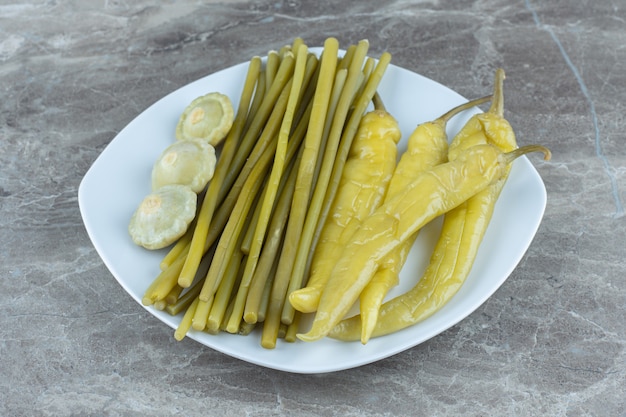 Close de legumes caseiros em conserva