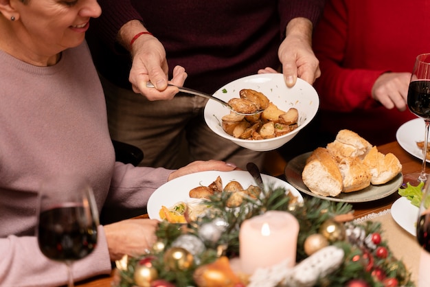 Foto grátis close de pessoas curtindo o jantar de natal