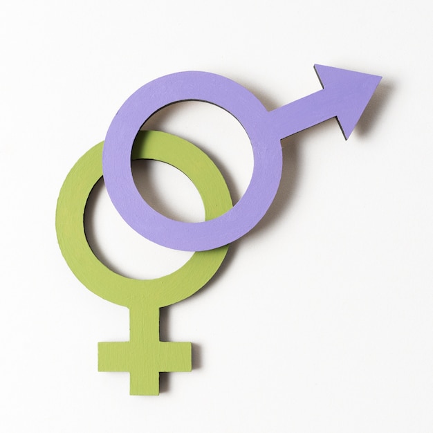 Close de símbolos de gênero feminino e masculino