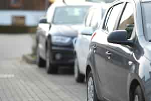 Foto grátis close de um carro preto no estacionamento com um fundo desfocado