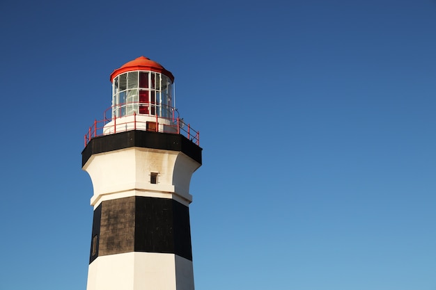 Close de um farol durante o dia