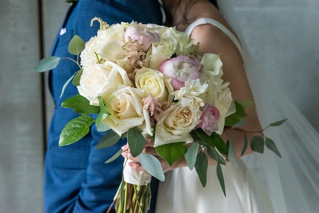 Close de um lindo buquê de flores na mão da noiva