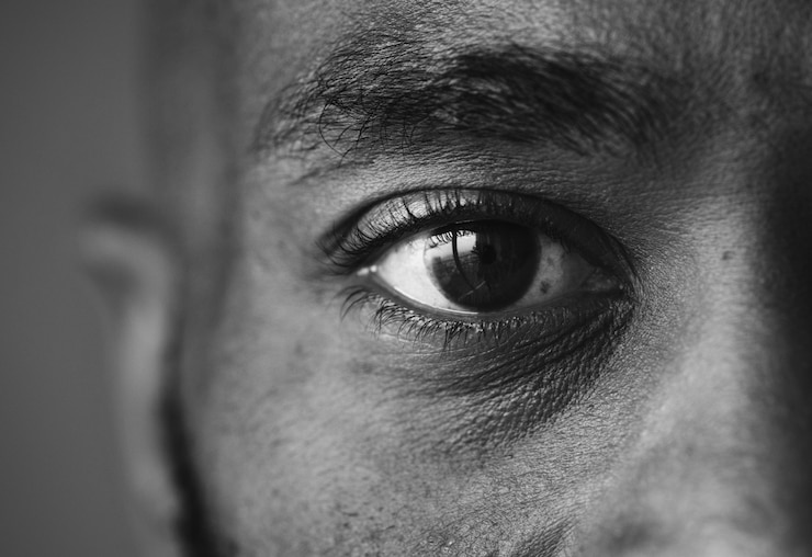 Foto grátis close de um olho de um homem