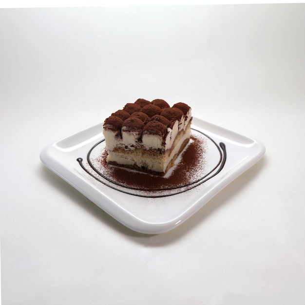 Close de um pedaço de tiramisu saboroso fresco em um prato branco