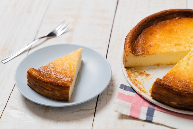 Close de um pedaço de torta caseira deliciosa em um prato sobre uma mesa de madeira