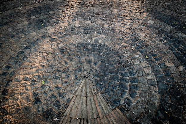 Foto grátis close de um piso de pedra criativo na rua