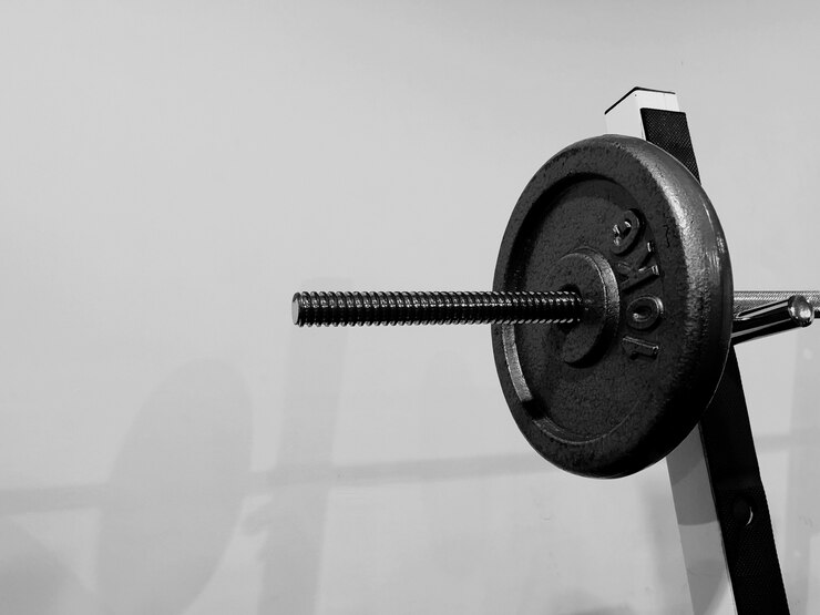 Foto grátis close de uma barra em uma academia