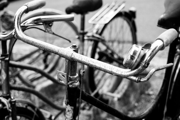 Close de uma bicicleta velha em tons de cinza