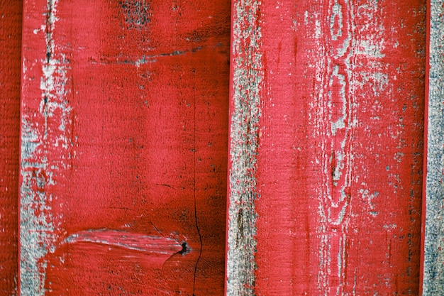 Close de uma cerca de madeira pintada de vermelho