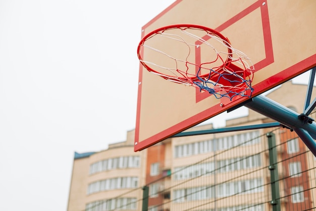 Close de uma cesta de basquete