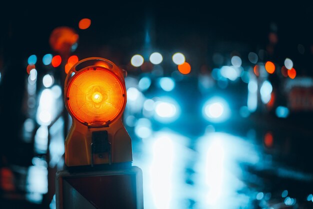 Close de uma lâmpada de advertência na rua à noite