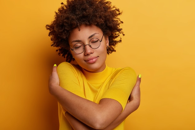 Foto grátis close de uma linda mulher de pele escura se abraçando