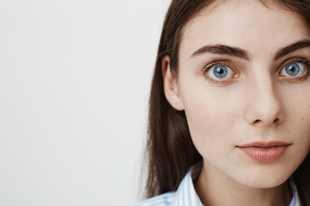 Foto grátis close de uma mulher bonita com olhos azuis