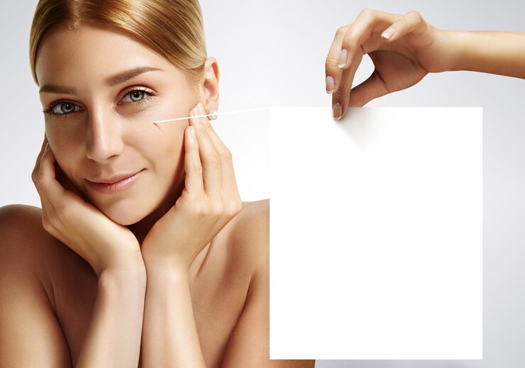 Foto grátis close de uma mulher de beleza com pele ideal, olhando para a câmera em um fundo cinza