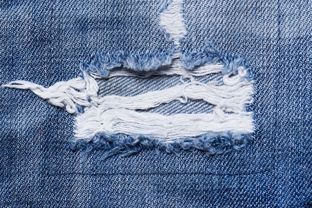 Close de uma parte rasgada de jeans