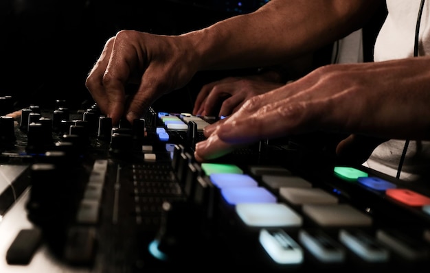 Foto grátis close de uma pessoa tocando músicas e djing bom para fotos relacionadas a festas