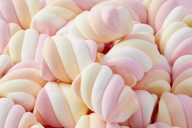 Close detalhado de marshmallows coloridos brancos, rosa e amarelos