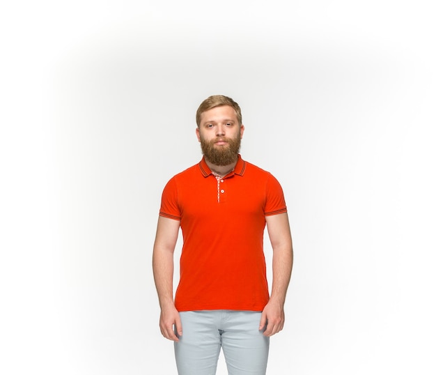 Close do corpo do jovem em t-shirt vermelha vazia, isolado no branco.