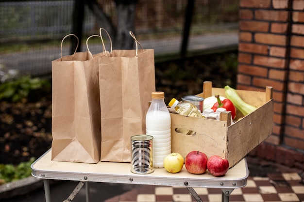 Foto grátis close em ajudar a doação de alimentos