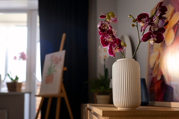 Foto grátis close em orquídeas em vaso