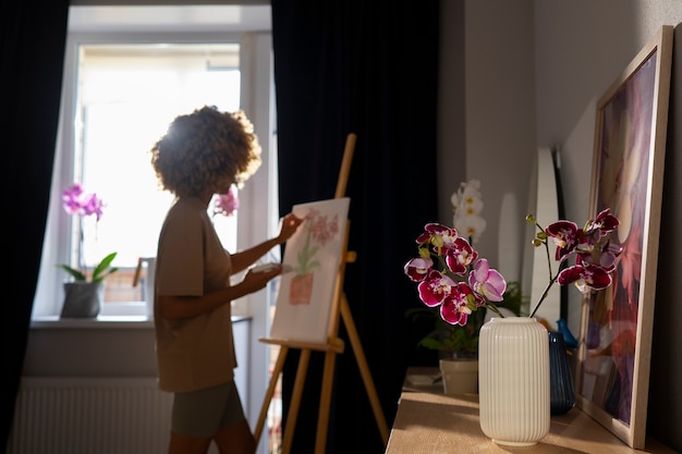 Foto grátis close em uma mulher pintando orquídeas