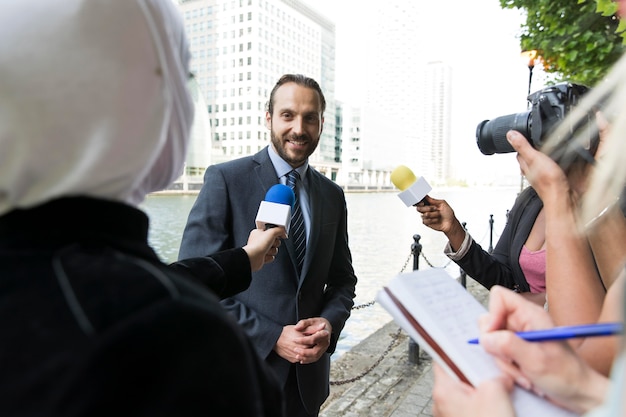 Foto grátis close em uma pessoa oferecendo uma entrevista