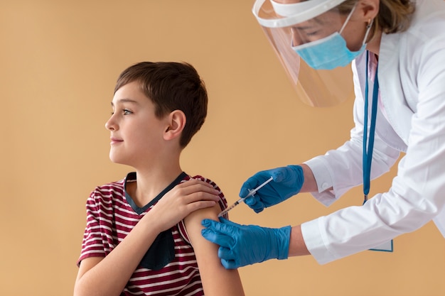 Foto grátis close garoto recebendo vacina