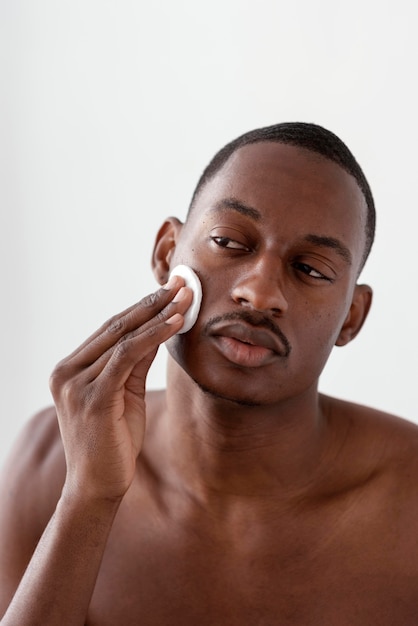 Foto grátis close homem limpando rosto