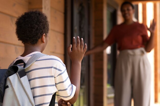 Close na criança saindo para a escola