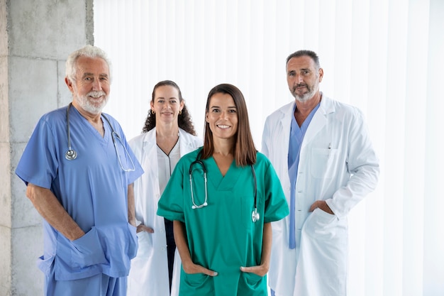 Close na equipe médica pronta para o trabalho